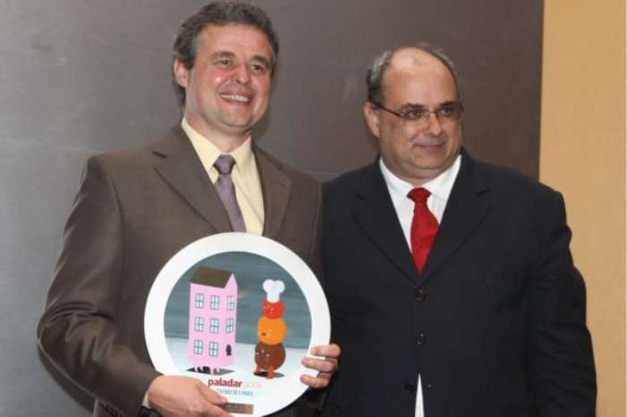 Airton Gianesi recebe o prêmio que ele e Jorge Nogara, ambos da Capricoop, receberam
