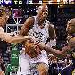 Allen, do Celtics, tenta passar pela dupla marcação de Dunleavy (esq.) e Jones, do Pacers