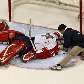 Goleiro do Florida Panthers é atendido após levar uma pancada na cabeça de seu companheiro de equipe Goleiro do Florida Panthers é atendido após levar uma pancada na cabeça de seu companheiro de equipe