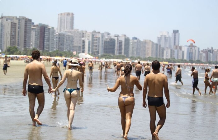 Sábado de sol leva banhistas às praias de Santos