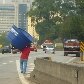 Caminhoneiro recolhe caixa d