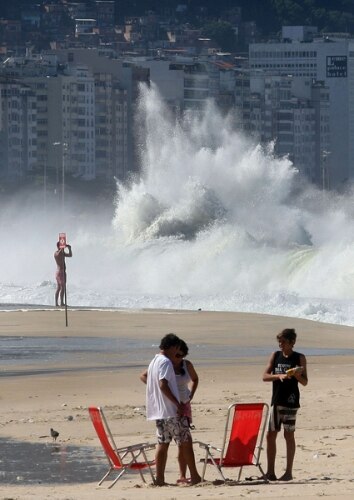 Ressaca tem ondas de até 2,5m e mar invade avenida do Rio 