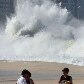 Ressaca tem ondas de até 2,5m e mar invade avenida do Rio 