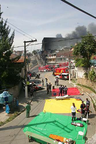 Incêndio atinge fábrica de produtos químicos em Diadema