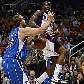 Amare Stoudemire, do Phoenix Suns, perde bola ao sofrer falta de Aaron Gray, do New Orleans Hornets