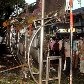 Pessoas se reúnem no local de uma das explosões em Dadar, em Mumbai. Três ataques deixaram 20 mortos Pessoas se reúnem no local de uma das explosões em Dadar, em Mumbai. Três ataques deixaram 20 mortos