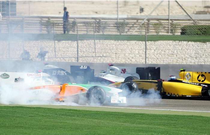 Adrian Sutil (esq.), da Force India, roda ao trombar com carro  da Renault no Bahrein