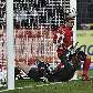 O goleiro Rene Adler, do Bayer Leverkusen, tromba com o zagueiro Castro, em tentativa de evitar gol O goleiro Rene Adler, do Bayer Leverkusen, tromba com o zagueiro Castro, em tentativa de evitar gol