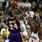 Bryant, dos Lakers, salta mais que Stuckey, dos Pistons, e arremessa Bryant, dos Lakers, salta mais que Stuckey, dos Pistons, e arremessa