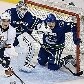 O goleiro Cory Schneider, do Vancouver Canucks, tenta impedir o ataque do Edmonton Oilers de pontuar