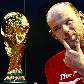 O atacante inglês Wayne Rooney faz pose ao lado da taça de campeão do mundo, em Londres O atacante inglês Wayne Rooney faz pose ao lado da taça de campeão do mundo, em Londres