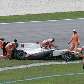 O japonês Kamui Kobayashi encosta seu Sauber após quebra para abandonar o GP da Malásia de F-1