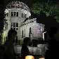 Japoneses passam por um dos locais que sobreviveu a tragédia da bomba atômica em Hiroshima