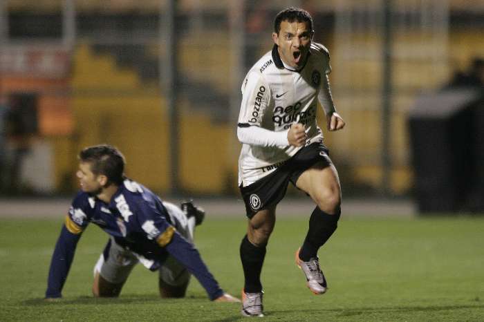 Iarley comemora o primeiro gol do Corinthians nos 3 a 0 sobre o Grêmio Prudente, no Pacaembu