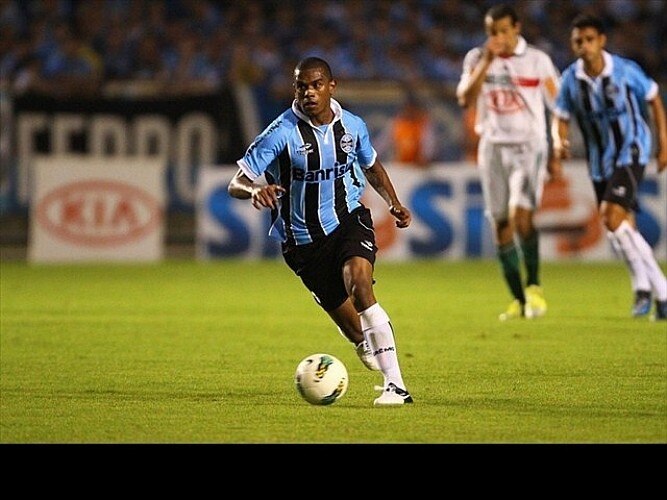 Palmeiras bate Grêmio no Olímpico e está perto da final