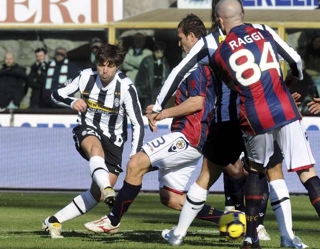 Diego chuta a gol para marcar pela Juventus contra o Bologna, em jogo do Campeonato Italiano