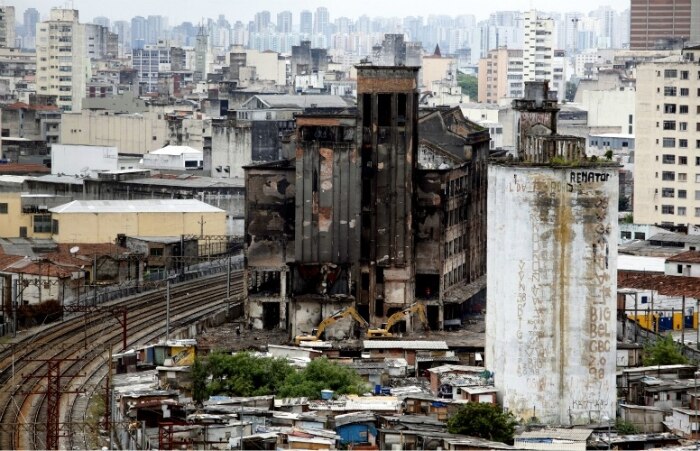 Edifício na Favela do Moinho é implodido no centro de São Paulo