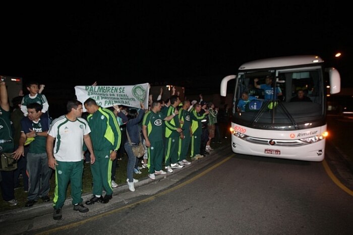 Enquanto o Palmeiras desembarca em Curitiba, estádio recebe os últimos preparativos para a decisão