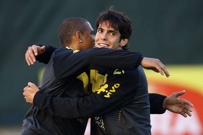 Felipe Melo e Kaká se abraçam em treino para encerrar especulações sobre suposta briga entre os dois