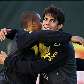 Felipe Melo e Kaká se abraçam em treino para encerrar especulações sobre suposta briga entre os dois