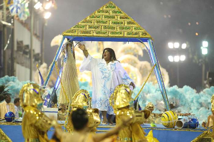 Carro abre-alas da Beija-Flor contou a história do Egito
