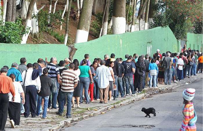 Fila extensa na periferia da zona sul de São Paulo