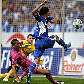 Kuranyi, do Schalke, tenta chutar a gol contra Yahia, do Bochum Kuranyi, do Schalke, tenta chutar a gol contra Yahia, do Bochum