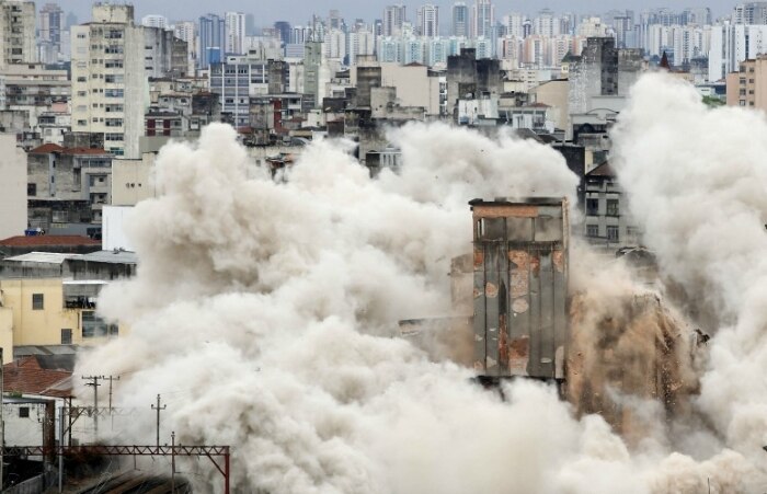 Edifício na Favela do Moinho é implodido no centro de São Paulo