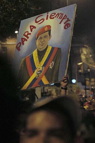 O Presidente Venezuelano, Hugo Chávez, vence o referendo que lhe dá direito à reeleição ilimitada.
