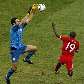 O goleiro Handanovic, da Eslovênia, pega a bola antes da chegada do inglês Defoe