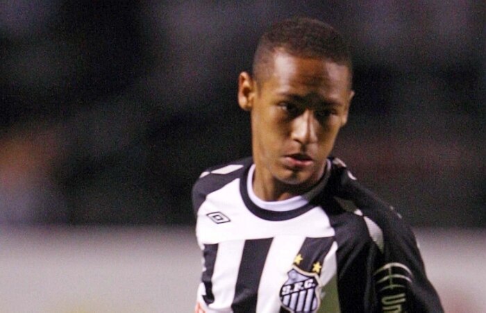 Neymar desfila seus penteados nos gramados