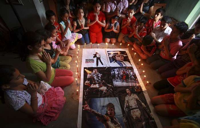 Meninas acendem velas e rezam em nome do Rei do Pop, em Jammu, Índia