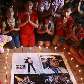Meninas acendem velas e rezam em nome do Rei do Pop, em Jammu, Índia