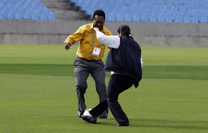 Pelé dribla Nawal El Moutawakel, inspetora do COI, em visita ao Maracanã