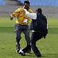 Pelé dribla Nawal El Moutawakel, inspetora do COI, em visita ao Maracanã Pelé dribla Nawal El Moutawakel, inspetora do COI, em visita ao Maracanã