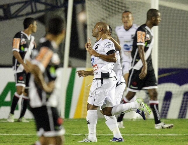 Cascata, do ABC, comemora gol sobre o Vasco, que venceu por 2 a 1 e se classificou na Copa do Brasil