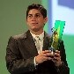 Conca recebe o prêmio de melhor meia esquerda do Campeonato Brasileiro