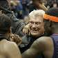 Don Nelson comemora com jogadores do Warriors sua 1.333.ª vitória na carreira, novo recorde na NBA Don Nelson comemora com jogadores do Warriors sua 1.333.ª vitória na carreira, novo recorde na NBA