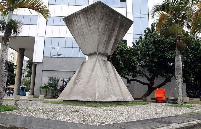 Monumento da Paz que o artista plástico Siron Franco fez na ECO-92 está abandonado no Centro do Rio