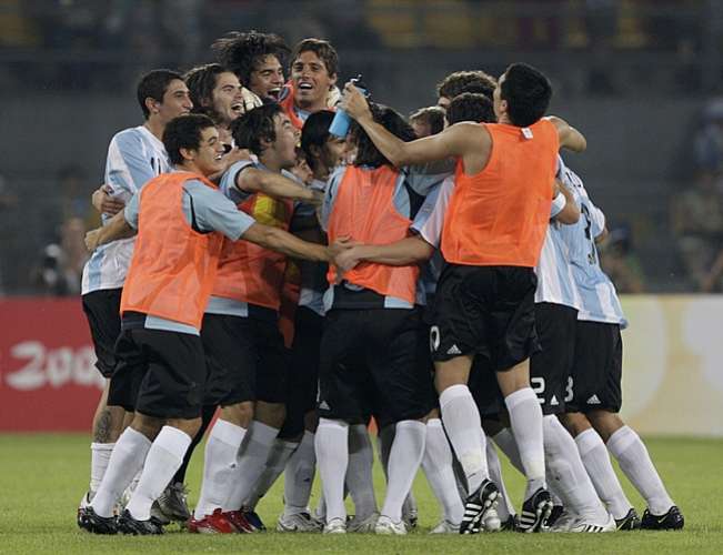 Seleção argentina comemora a classificação para a final após vencer o Brasil na semifinal. 19/08/08