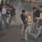 Polícia joga bombas de gás lacrimogêneo nos manifestantes nas ruas do Cairo
