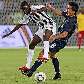 Amia Ekanga, do Mazembe (esq.) disputa a bola com Lee Ki Hyung, do Auckland, no Mundial de Clubes Amia Ekanga, do Mazembe (esq.) disputa a bola com Lee Ki Hyung, do Auckland, no Mundial de Clubes