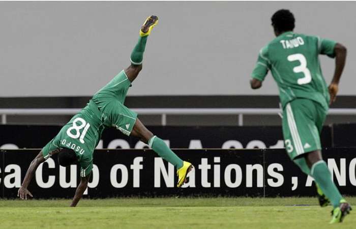 Obinna comemora o gol que dá o terceiro lugar da Copa Africana de Nações à Nigéria