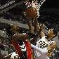 Bosh, dos Raptors, e Granger, dos Pacers, em disputa de bola
