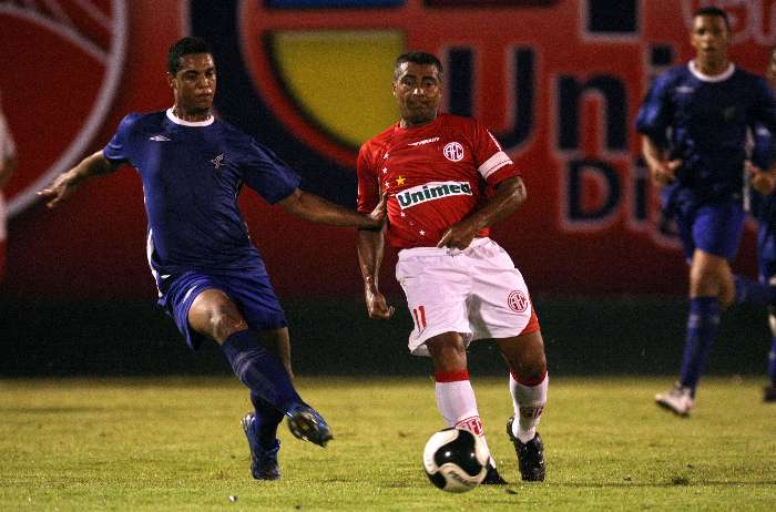 Aos 43 anos, Romário voltou aos gramados para disputar um jogo pelo América-RJ