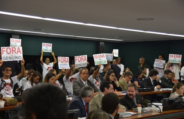 Evangélicos protestam contra presença de Genoino e Cunha na CCJ 