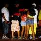 Somentes os faróis dos carros iluminam o assédio de adultos a garotas Somentes os faróis dos carros iluminam o assédio de adultos a garotas