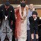 Diretora Naomi Kawase levou o filho para posar com elenco do filme 