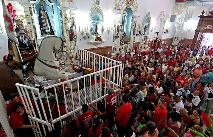 Fiéis celebram o dia de São Jorge no Rio