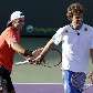 Fernando Gonzalez e Gustavo Kuerten brincam em partida beneficente Fernando Gonzalez e Gustavo Kuerten brincam em partida beneficente